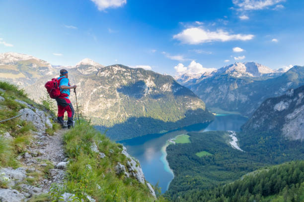 hiker with view to lake königssee and st bartholomä, nationalpark berchtesgaden - koenigsee imagens e fotografias de stock