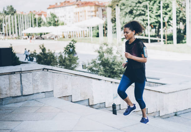 sport kobieta wspinaczka po schodach - determination running staircase jogging zdjęcia i obrazy z banku zdjęć