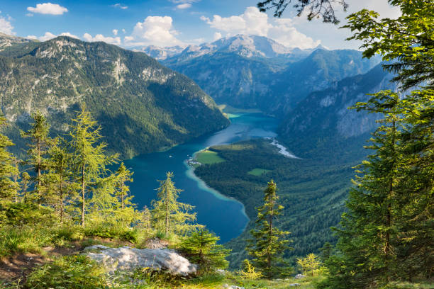 wunschgröβe blick auf lake königssee im nationalpark berchtesgaden - berchtesgaden stock-fotos und bilder