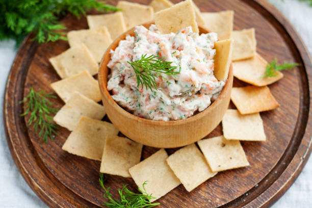 dip de salmón y crema de queso con galletas de ahumado - appetizer salmon smoked salmon cracker fotografías e imágenes de stock