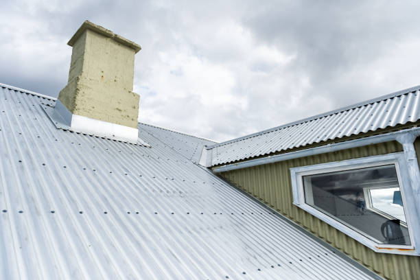 Closeup of rooftop roof chimney, window architecture in Stykkisholmur, Iceland, cloudy stormy clouds sky looking up, during day small building house village town on Snaefellsnes peninsula primer plano de chimenea de techo de azotea, arquitectura de ventana en el cielo de nublado nubes tempestuosas de stykkisholmur, islandia, mirando hacia arriba, durante el día pequeñas edificio ciudad de casa pueblo en la península de snaefellsnes