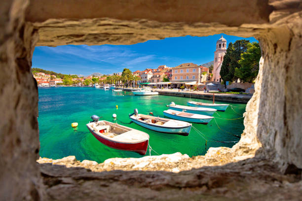 turquoise waterfront of cavtat view through stone window, dalmatia, croatia - 5461 imagens e fotografias de stock