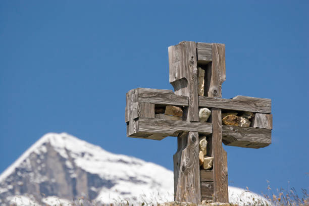istock Stone cross and Wiesbachhorn 1013476974
