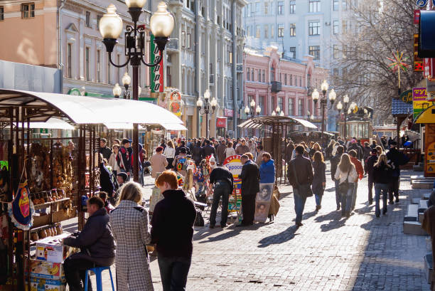 pessoas andando na rua arbat famosa no centro histórico de moscovo. - sidewalk cafe built structure cafe day - fotografias e filmes do acervo