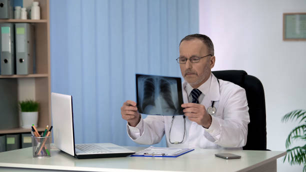 doutor examinando a radiografia de tórax de pacientes, diagnóstico de doença de pulmão, cuidados de saúde - human lung audio - fotografias e filmes do acervo