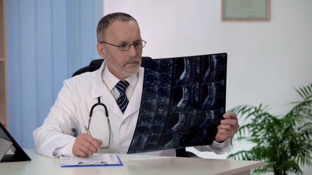 척추 외과 척추 검사 mri, 환자의 의료 기록에 메모를 만들고 - human spine mri scan x ray doctor 뉴스 사진 이미지