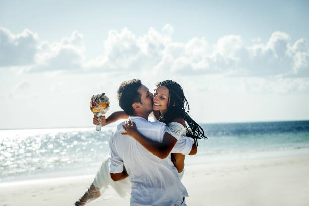 ceremonia de boda de playa al aire libre cerca del mar - boda playa fotografías e imágenes de stock