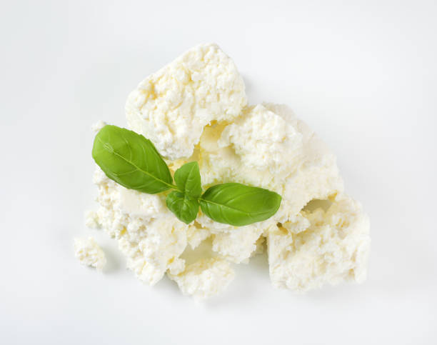 рассыпчатый белый сыр - ricotta cheese freshness white стоковые фото и изображения