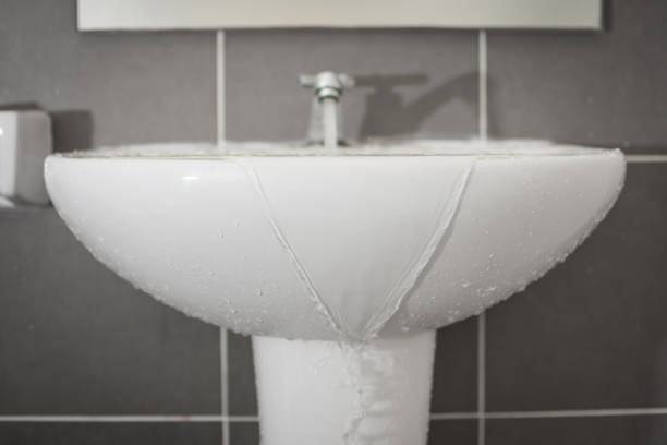 istock Overflowing water from the washbasin 1013525302