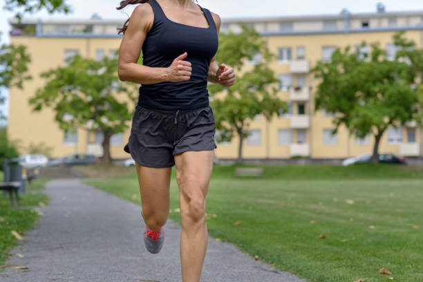 donna non identificata che indossa canottiera e pantaloncini - tank top foto e immagini stock