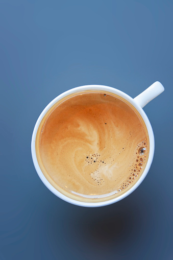Vista superior de una taza de café capuchino o Latte sobre fondo oscuro photo