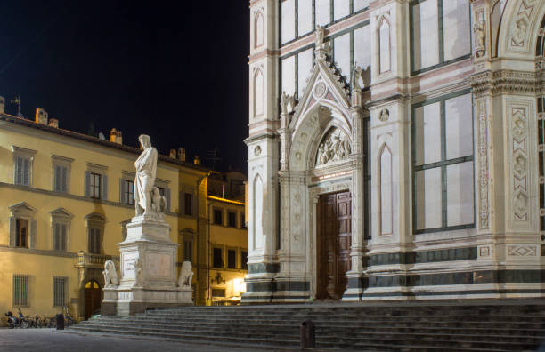 dante alighieri-statue in der nähe der kirche santa croce in florenz in der nacht - buchtitel stock-fotos und bilder