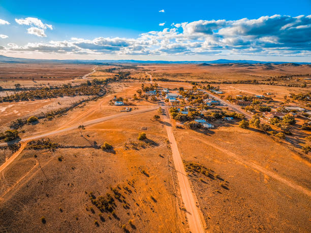 vista aerea di una piccola città in vaste pianure dell'entroterra del sud australia - entroterra foto e immagini stock