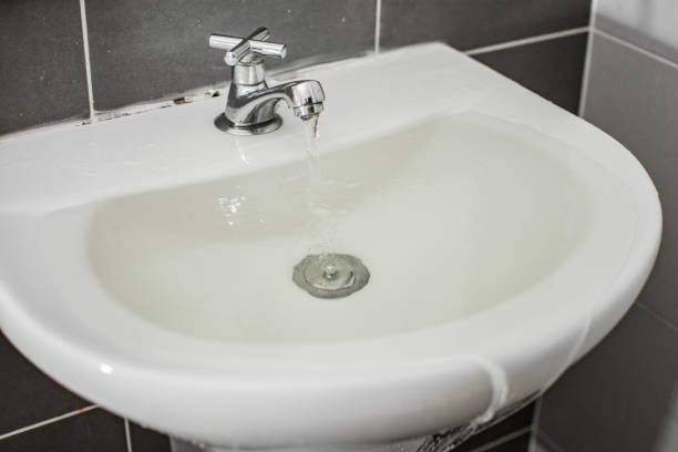 istock Overflowing water from the washbasin 1013573582