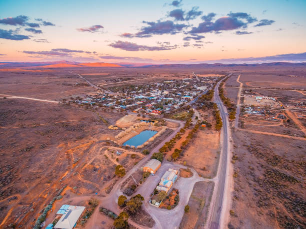 camino que pasa a través de un establecimiento pequeño en australia del sur al atardecer - vista aérea - sunset dusk mountain reservoir fotografías e imágenes de stock