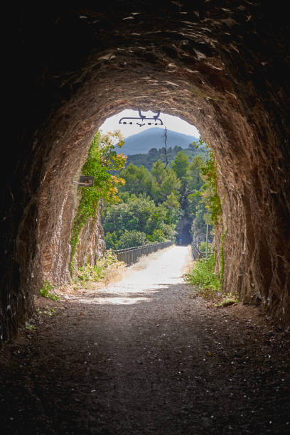 vandringsled som följer den gamla järnvägen (ex-ferrovia) ansluta spoleto och norcia, i umbrien (italien). - spoleto bildbanksfoton och bilder