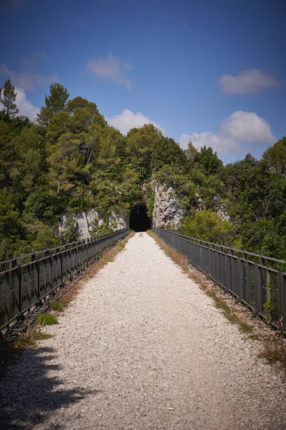 vandringsled som följer den gamla järnvägen (ex-ferrovia) ansluta spoleto och norcia, i umbrien (italien). - spoleto bildbanksfoton och bilder
