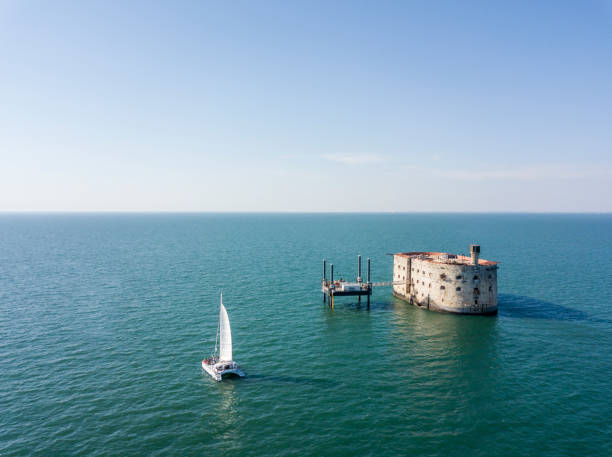 widok z lotu ptaka na słynny fort boyard - fort zdjęcia i obrazy z banku zdjęć