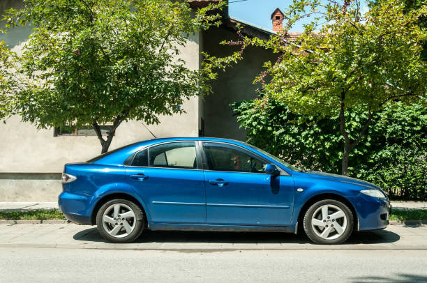 auto mazda 6 blu usata parcheggiata per strada in città. - 6th street foto e immagini stock