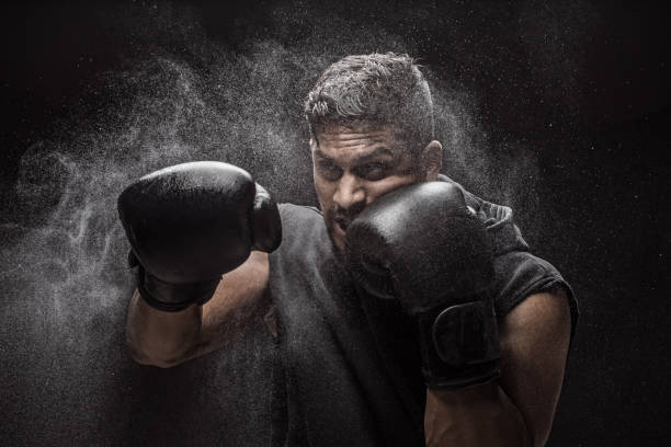 스튜디오 촬영에 mma 권투 자세에서 비 백인 인도 출신의 남자 - men sweat combative sport boxing 뉴스 사진 이미지