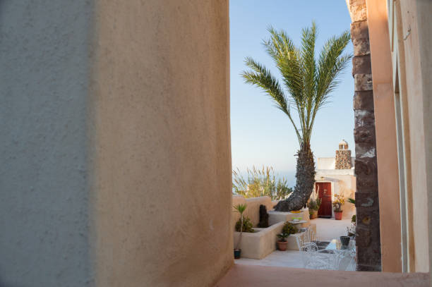 affascinante cortile con tavolo e vista mare a oia, santorini, cicladi, grecia - greek islands table window sun foto e immagini stock