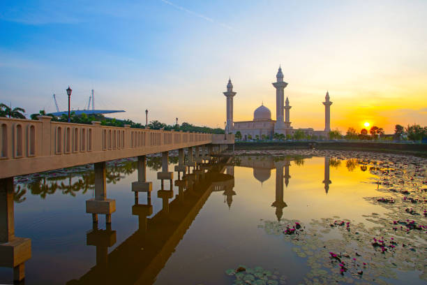 istock View of beautiful Ampuan Jemaah Mosque during sunrise. 1013661232