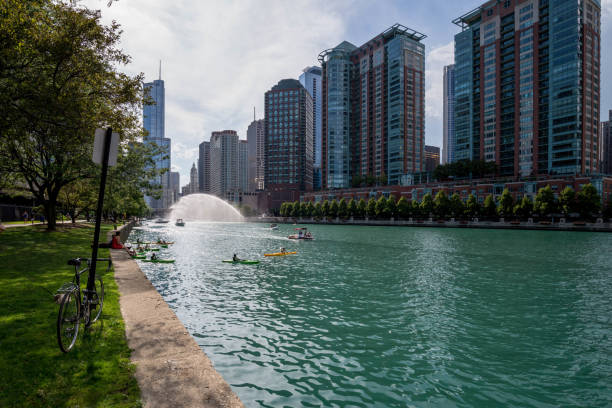 kayakistes de l’été de chicago, il états-unis - augustl 09 à 2017 : - chicago skyline lake nautical vessel photos et images de collection