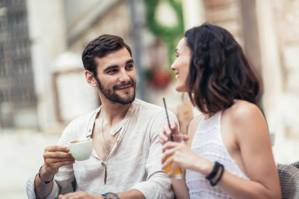 giovani turisti che cenano caffè al bar e la mappa di lettura - attività romantica foto e immagini stock