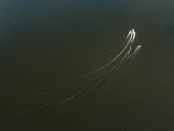 najlepsze zdjęcie lotnicze łodzi motorowej na nartach wodnych żegluje w spokojnym morzu - wake jet boat water water sport zdjęcia i obrazy z banku zdjęć