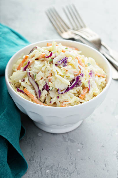 tradicional ensalada de col ensalada - cabbage close up food fork fotografías e imágenes de stock