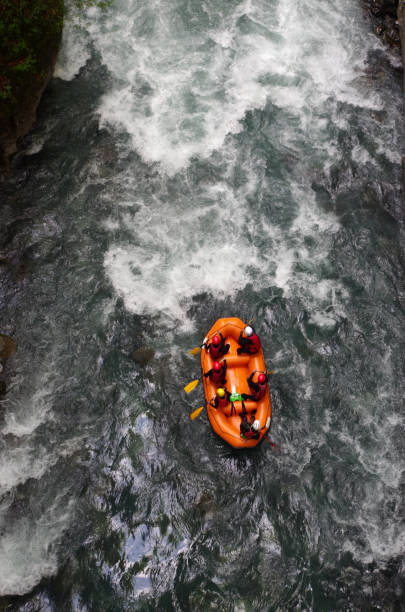 rafting na białej wodzie - white water rafting rafting extreme sports adventure zdjęcia i obrazy z banku zdjęć