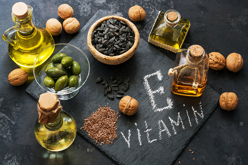 Alimento rico en vitamina e. Un conjunto de diferentes aceites. Semillas de lino, girasol, nuez, aceitunas. Vista superior. photo