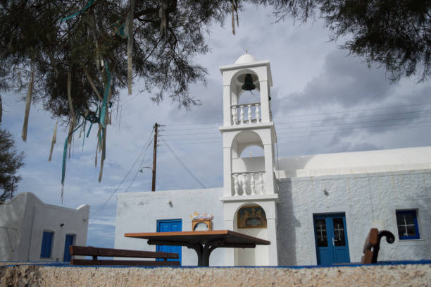 piccola chiesa tradizionale nel villaggio di pescatori mandrakia in mare a milos, cicladi, grecia - greek islands table window sun foto e immagini stock