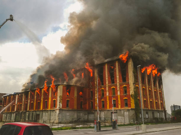 incendio in un vecchio edificio - building exterior obsolete abandoned damaged foto e immagini stock