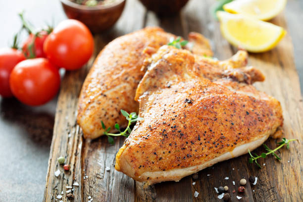 pechuga de pollo a la brasa o ahumado con hueso y piel - chicken breast fotografías e imágenes de stock