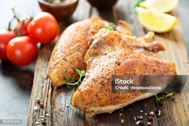 Petto Di Pollo Alla Griglia O Affumicato Con Osso E Pelle - Fotografie stock e altre immagini di Petto di pollo