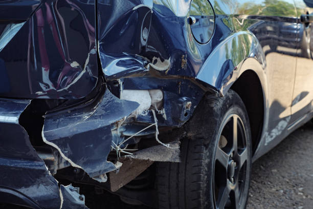 voiture bleue avec une grosse bosse sur le capot arrière - collision repair photos et images de collection