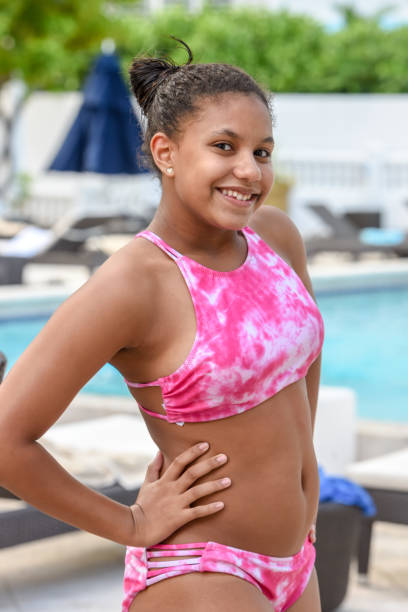 девочки в плавках Красивая Маленькая Девочка Позирует В Купальнике — стоковые фотографии и  другие картинки 12-13 лет - 12-13 лет, Африканская этническая группа,  Афро-карибского происхождения - iStock