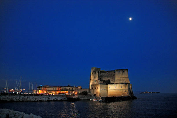 나폴리, 이탈리아, uss 조지 h. w. 부시는 배경에서 카스 텔 dell'ovo - waterbreak fortified wall nobody outdoors 뉴스 사진 이미지