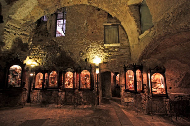 "napoli sotterranea": piccola cappella sotto la città di napoli - catacomb foto e immagini stock