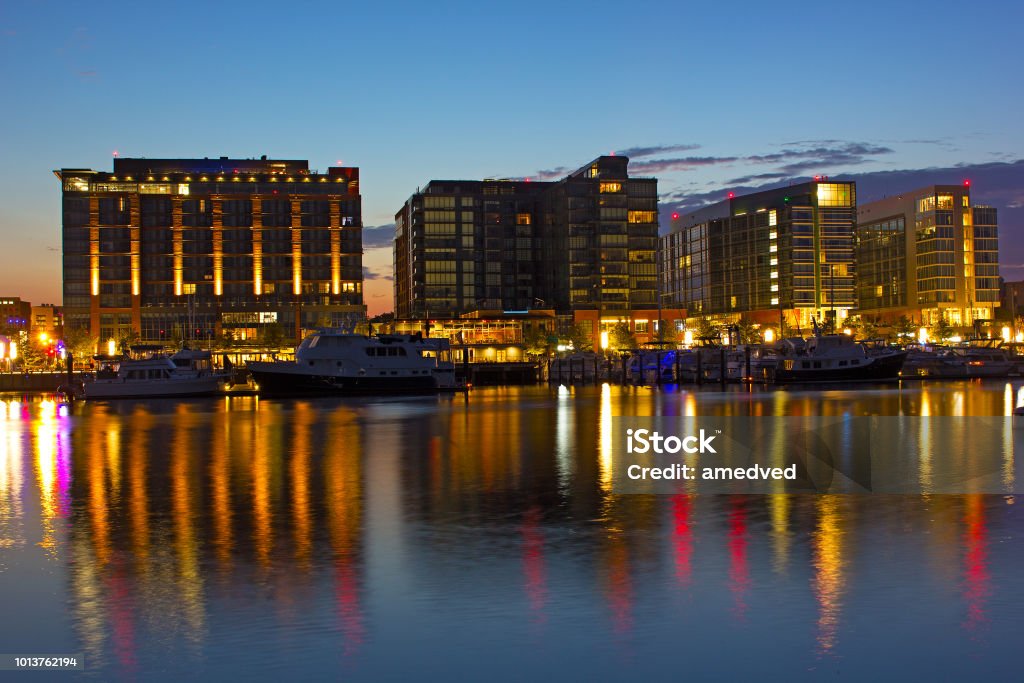 Les immeubles résidentiels en quartier quai de marina à l’aube. - Photo de Washington DC libre de droits