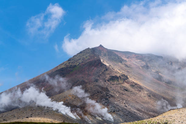 вершина горы асахидаке в национальном парке дайсецузан - mount suribachi стоковые фото и изображения