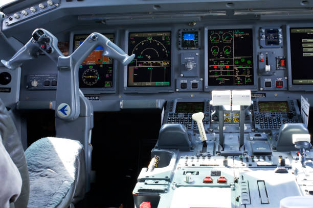 vue intérieure d’un cockpit d’avion embraer erj-190. la place de capitaine. - frontdesk photos et images de collection
