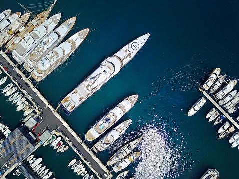 Vista aérea de super yates en el puerto en la costa mediterránea photo