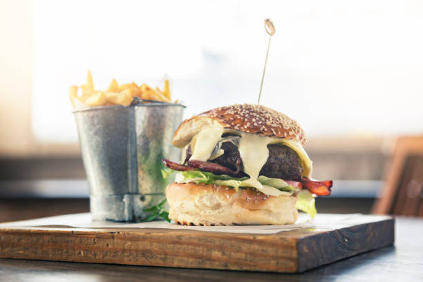 Burger de gourmet et jetons au restaurant haut de gamme - Photo