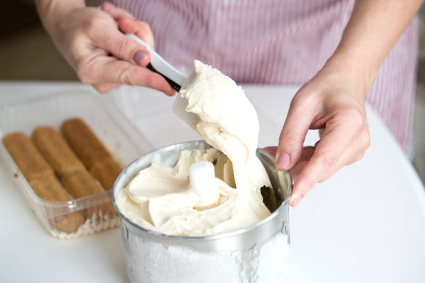 processo de preparação de sorvete-tiramisu. fazer tiramisu - cheese making - fotografias e filmes do acervo
