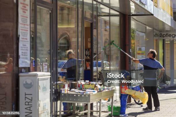Fenster Reiniger Waschen Schaufenster Und Sein Spiegelbild Spiegeln Sich Im Glas Stockfoto und mehr Bilder von Glas