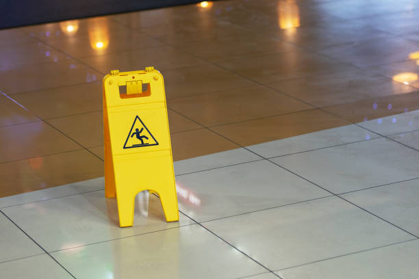 gelbe platte witz vorsicht nassen boden warnsymbol auf rutschigen fliesen boden st einkaufszentrum im innenbereich - floor wet slippery danger stock-fotos und bilder