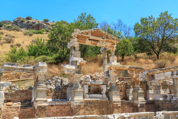 el nymphaeum traiani en antigua ciudad de éfeso, esmirna, turquía - traiani fotografías e imágenes de stock