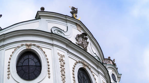 collégiale (kollegienkirche) une architecture baroque les plus belle et importante à salzbourg - kollegienkirche photos et images de collection